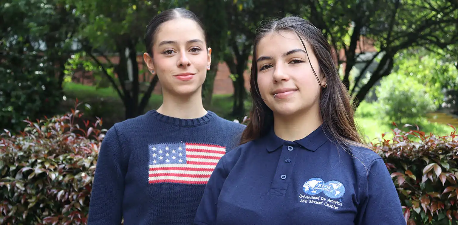 Capítulo Estudiantil SPE Universidad de América: integrantes del capítulo en el campus (exterior).