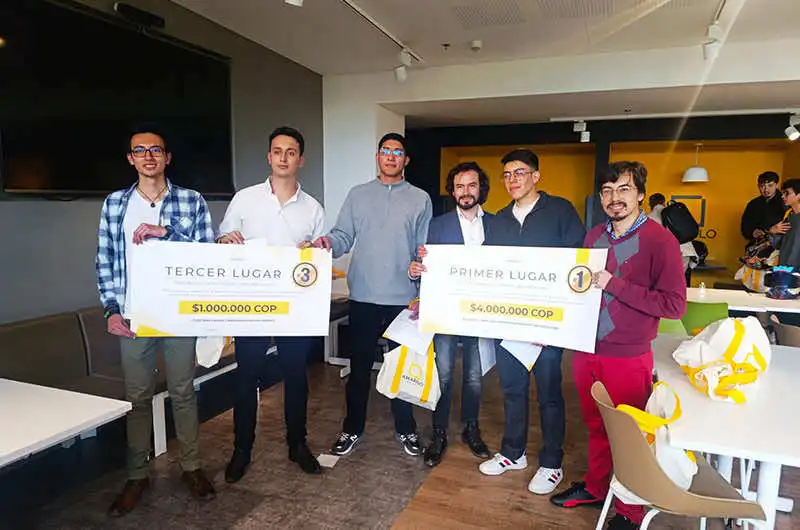 Ganadores del primer y tercer lugar Pitch Day del reto Amarilo