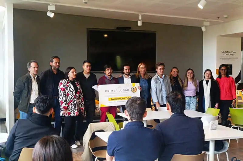 Foto de los ganadores del proyecto Amarilo institucional.