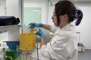 Estudiantes de ingeniería formándose en una de las Ingenierías mejor pagadas en Colombia en la Universidad de América.