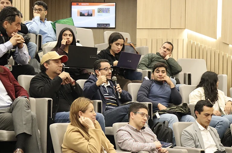 Empresarios recorren los laboratorios durante el LabTour2026 en la Universidad de América, evento de innovación y alianzas estratégicas en Bogotá.