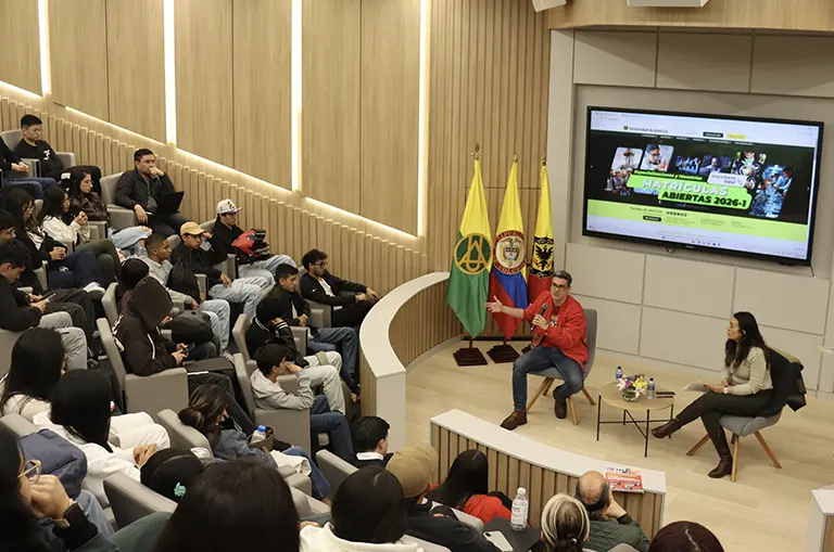 Conversatorio sobre educación, emprendimiento y futuro laboral juvenil por Juan David Aristizábal en la Universidad de América