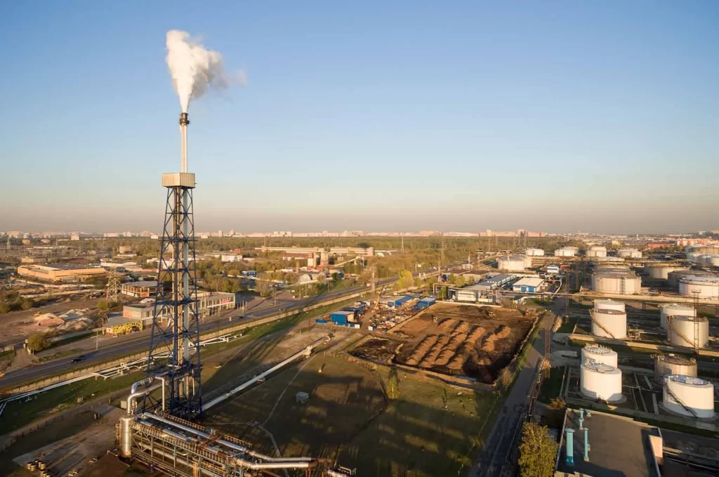 Introducción a la Industria del Petróleo y Gas Venezolana en instalación industrial del sector energético