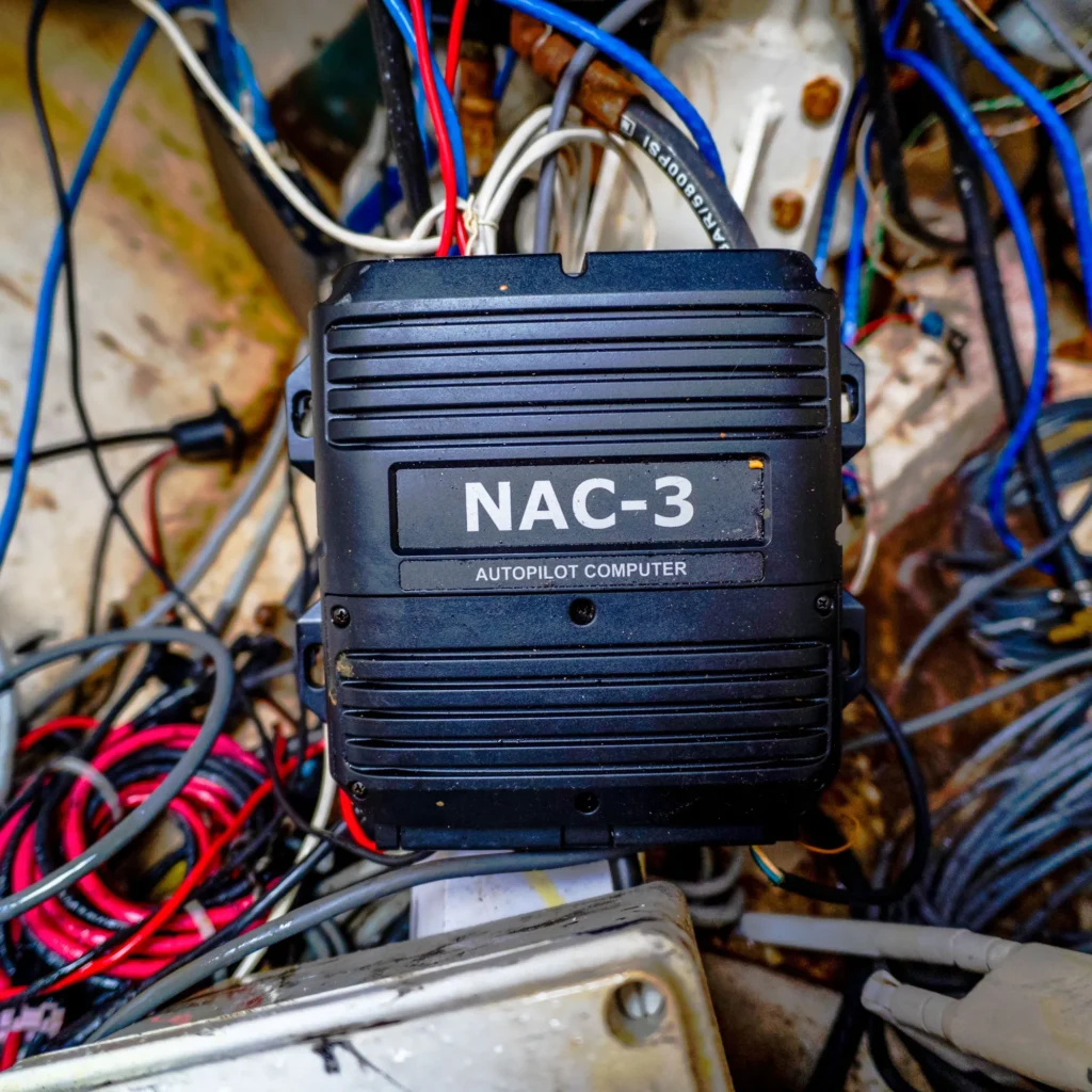 La incorporación de tecnologías comerciales como pilotos automáticos náuticos está facilitando que organizaciones del narcotráfico transformen semisumergibles en narcosubmarinos no tripulados.
