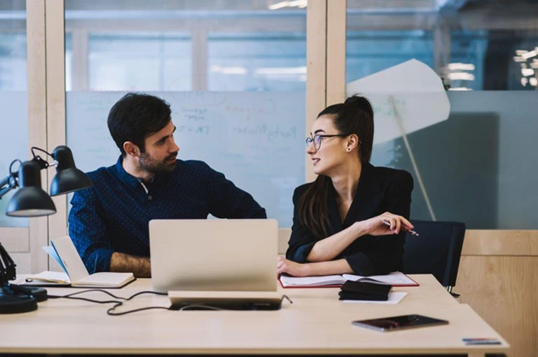 Profesionales conversando sobre estudiar una especialización en gerencia de la calidad