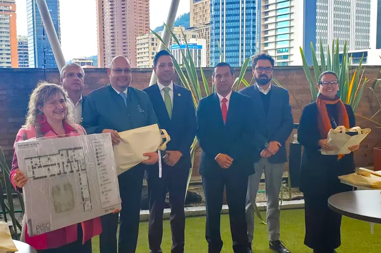 Representantes de entidades aliadas, directivos y colaboradores de la Universidad de América participaron en el cierre del proyecto por el turismo accesible realizado en Bogotá.