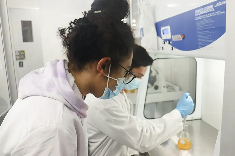 Estudiantes de ingeniería química analizando muestras en laboratorio