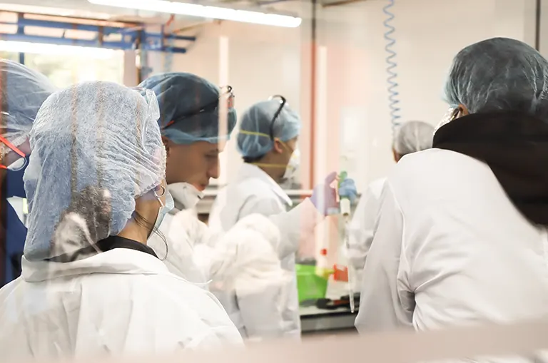 Grupo de estudiantes de Ingeniería Química de la Universidad de América realizando práctica de laboratorio.
