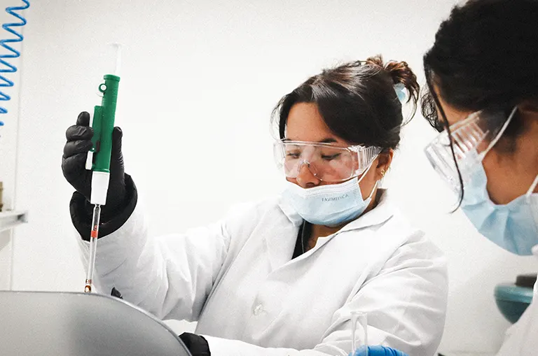 Estudiantes de ingeniería química realizando una práctica de laboratorio - Por qué estudiar Ingeniería Química