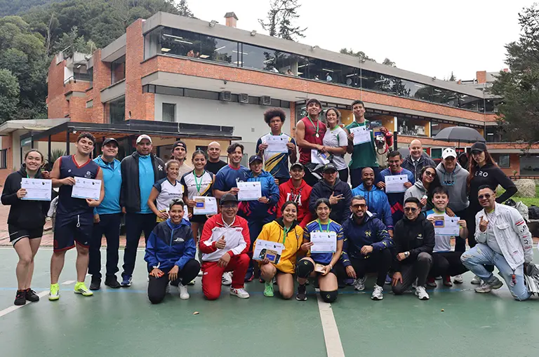Participantes de la 9na Competencia de Alta Intensidad compiten en circuitos de resistencia y fuerza durante el evento organizado por la Universidad de América en Bogotá.