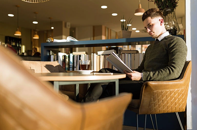 Profesional estudiando sobre gerencia de calidad en una empresa en un espacio académico