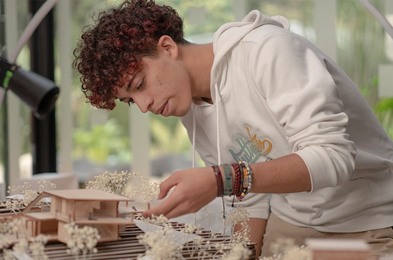 Estudiantes del programa de Arquitectura desarrollan actividades prácticas en espacios de formación orientados al diseño y la experimentación técnica.