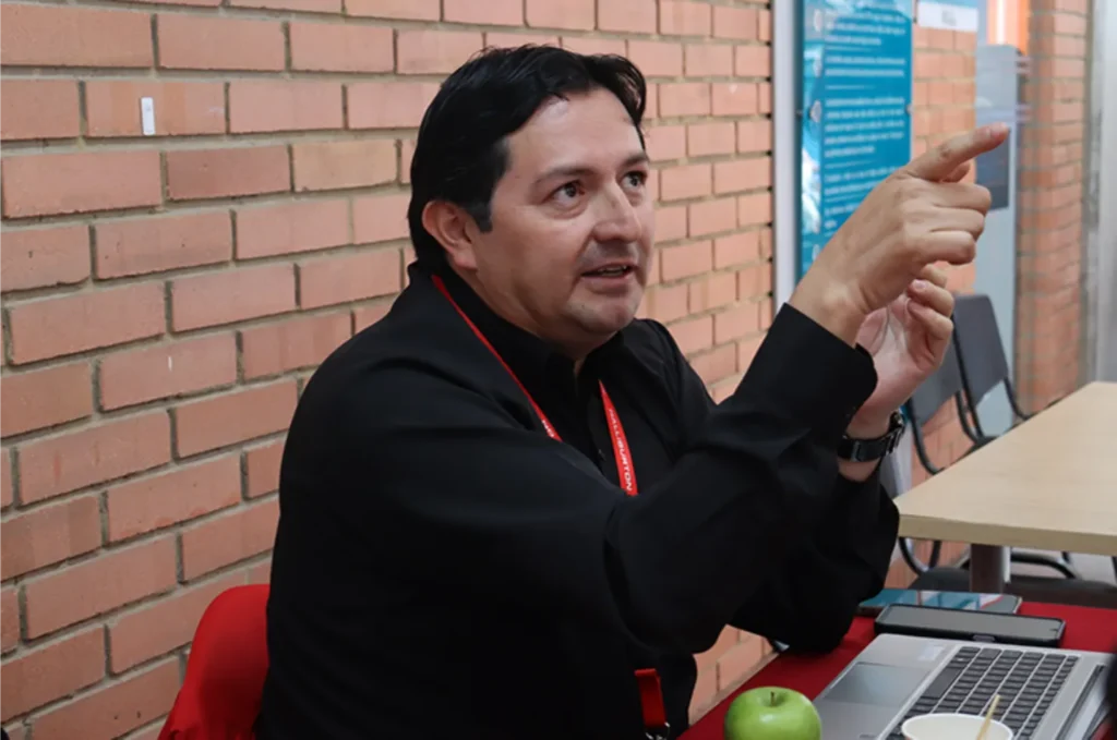 Interacción entre estudiantes y egresados con organizaciones participantes