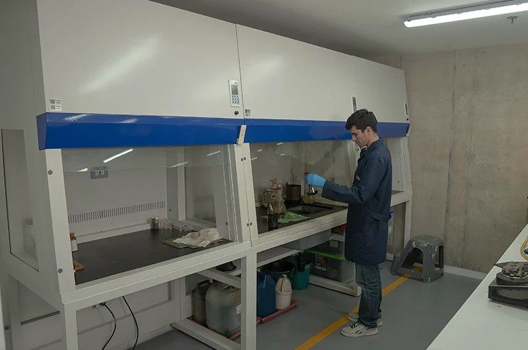 Laboratorios de Ingeniería de Petróleos y Recursos del Subsuelo con equipos especializados para investigación, exploración y análisis.