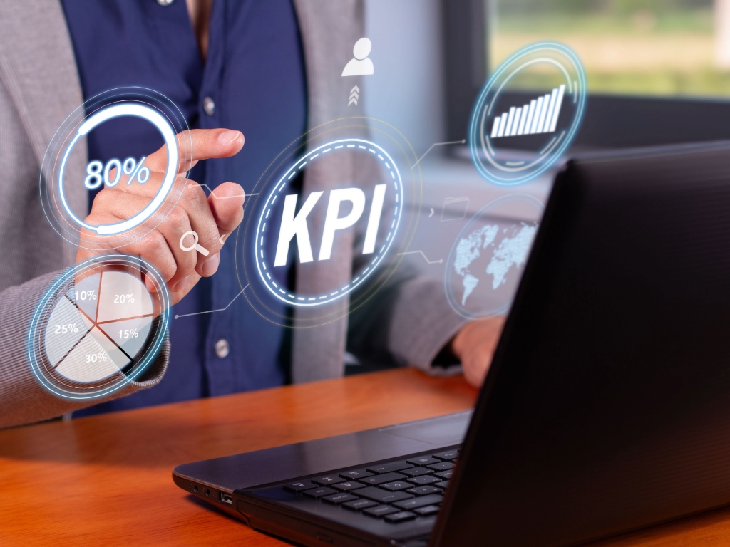 Profesional revisando un panel de indicadores de capacitación y KPI en su computador.