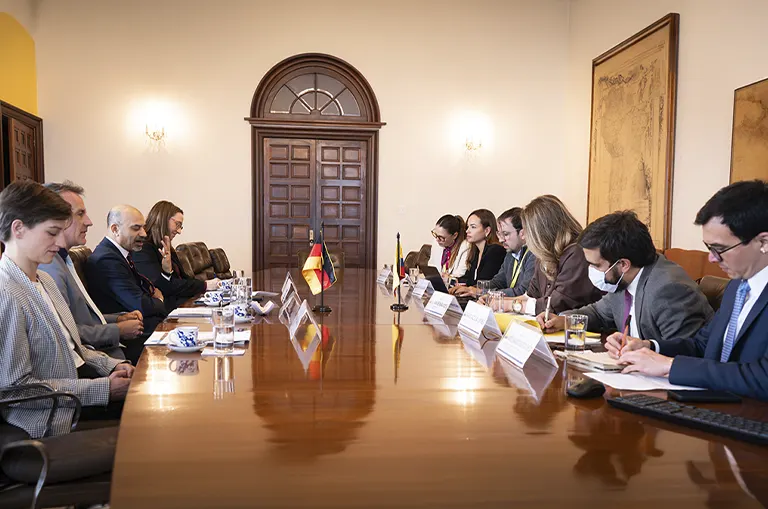 Integrantes de la MIDICI y representantes del DAAD durante reunión en la Cancillería de Colombia para fortalecer la cooperación científica entre Colombia y Alemania.