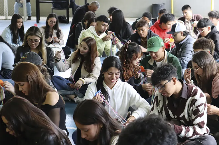 Estudiantes participan en la inducción de pregrado Universidad de América 2026-2, una jornada de bienvenida para nuevos Uniamericanos junto a participantes internacionales de México y Brasil y de inmersión.