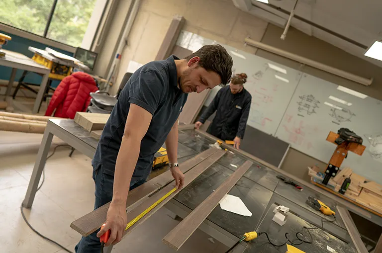 Corte de materiales en un laboratorio especializado para la elaboración de maquetas y proyectos arquitectónicos.