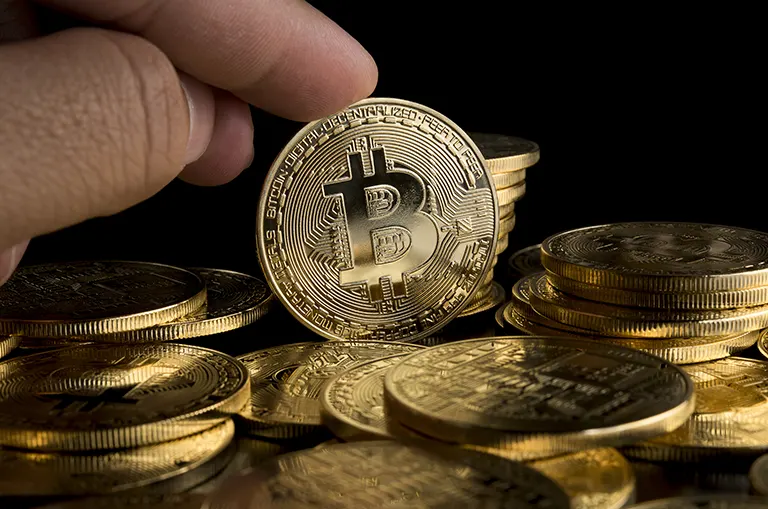 Bitcoin sube a US$77.000 en medio de mayores condiciones de liquidez, expectativas regulatorias y recuperación de los flujos institucionales.