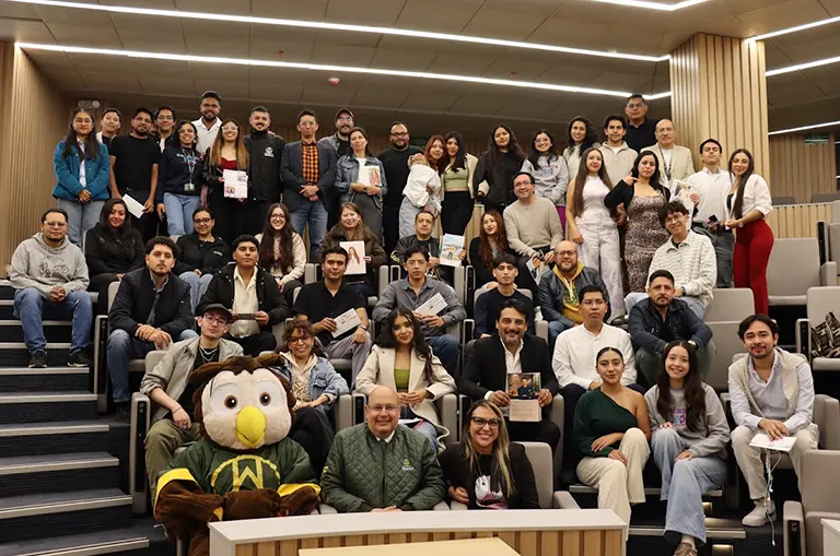 Estudiantes del Verano DELFÍN 2026 junto al rector Mario Posada García-Peña y docentes de la Universidad de América durante la ceremonia de clausura del programa.