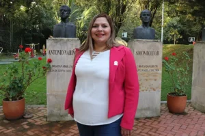 Adriángela Romero, egresada de la Universidad de América, especialista en ingeniería de petróleos, sostenibilidad, investigación aplicada y liderazgo académico en el sector energético.