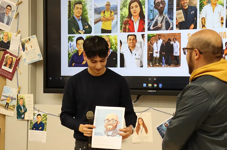 Caricaturas y mensajes de agradecimiento entregados por los estudiantes del Verano DELFÍN 2026 a los docentes de la Universidad de América como recuerdo de su experiencia académica.
