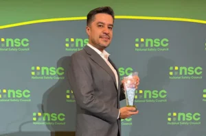 Juan Camilo Benavides Rojas, egresado de Ingeniería Industrial de la Universidad de América, recibe el reconocimiento Instructor of the Year – DDC International 2026 del National Safety Council por su trayectoria en seguridad y prevención vial.