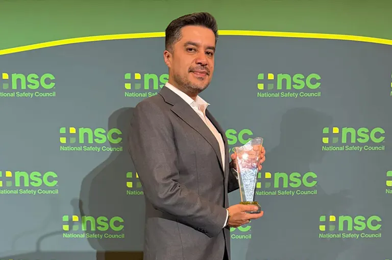 Juan Camilo Benavides Rojas, egresado de Ingeniería Industrial de la Universidad de América, recibe el reconocimiento Instructor of the Year – DDC International 2026 del National Safety Council por su trayectoria en seguridad y prevención vial.