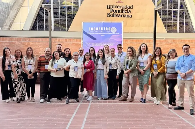 Representantes de la Universidad de América durante el Encuentro Internacional de la Red Nacional de Unidades de Egresados y Graduados ALUMNI – ASCUN 2026, espacio de intercambio sobre la gestión y el relacionamiento con egresados.